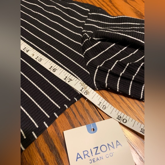 NWT Arizona off the shoulder long sleeve - Picture 2 of 3